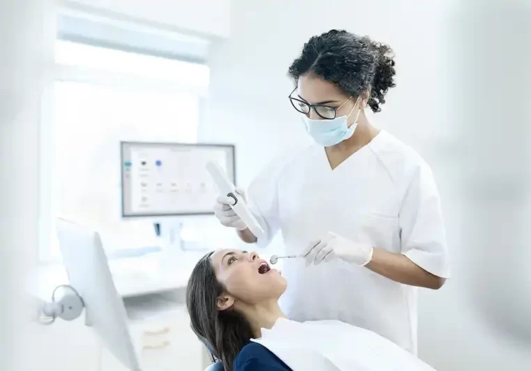 TRIOS-5_Lifestyle-Photo_Dentist-operating-landscape-11bd75c145f45d252f02ea07398210df-